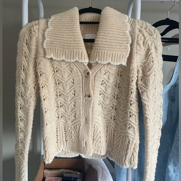 ASTR The Label Scallop Collar Cardigan - Picture 2 of 3